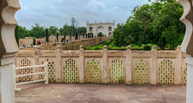 কবর প্রতিদিন মানুষকে যে কথাগুলো বলে