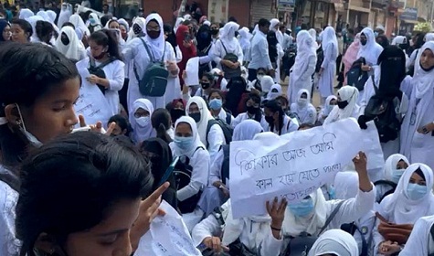 বিআরটিএ’র সামনে অবস্থান ধর্মঘটের ঘোষণা শিক্ষার্থীদের