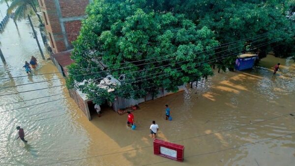 সিলেটের ভয়াবহ বন্যা, ভেসে গেছে ট্রাকসহ চালক-হেলপার