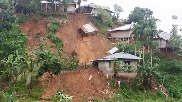 চট্টগ্রামে পাহাড় ধসে নিহত ৪, আহত ১১