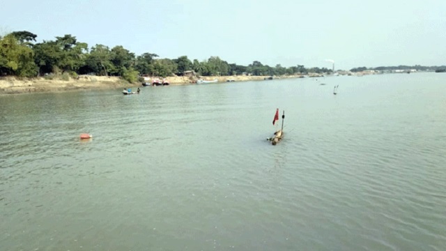 মাঝ সুরমায় ভাসছেন ঢাবির শিক্ষার্থীসহ শতাধিক যাত্রী