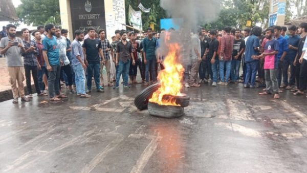 ট্রেন চালককে অপহরণ, ছাত্রলীগের অবরোধে অচল চবি