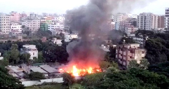 উত্তরায় বস্তিতে আগুন, নিয়ন্ত্রণে ৬ ইউনিট