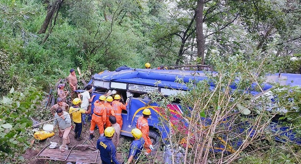 ভারতে তীর্থযাত্রীদের বহনকারী বাস খাদে, হতাহত ৩৪