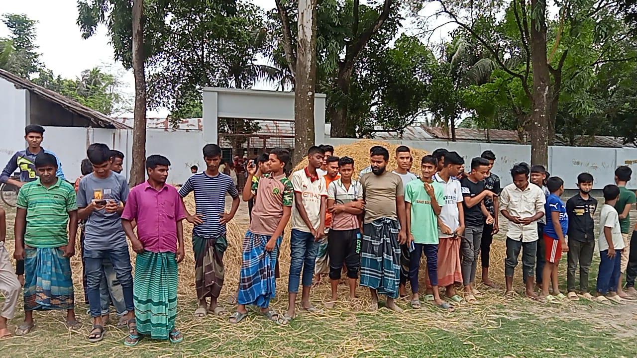 নওগাঁয় গোপনে ল্যাব সহকারী নিয়োগ, অধ্যক্ষের বিরুদ্ধে অভিযোগ