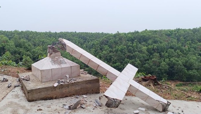 বুনোহাতির তান্ডব, গুড়িয়ে দিয়েছে তীর্থস্থানের ক্রুশ ও গম্বুজ