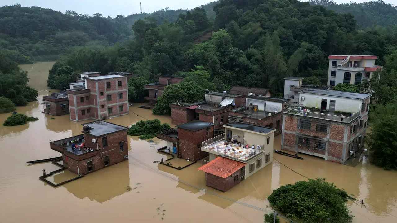 রেকর্ড বৃষ্টিতে তলিয়ে গেছে চীনের শহর