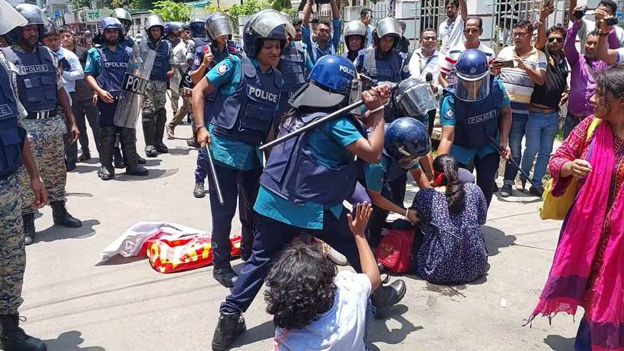 বরিশালে দুই দফায় শিক্ষার্থীদের ওপর লাঠিচার্জ, সাংবাদিকসহ আহত ২৫