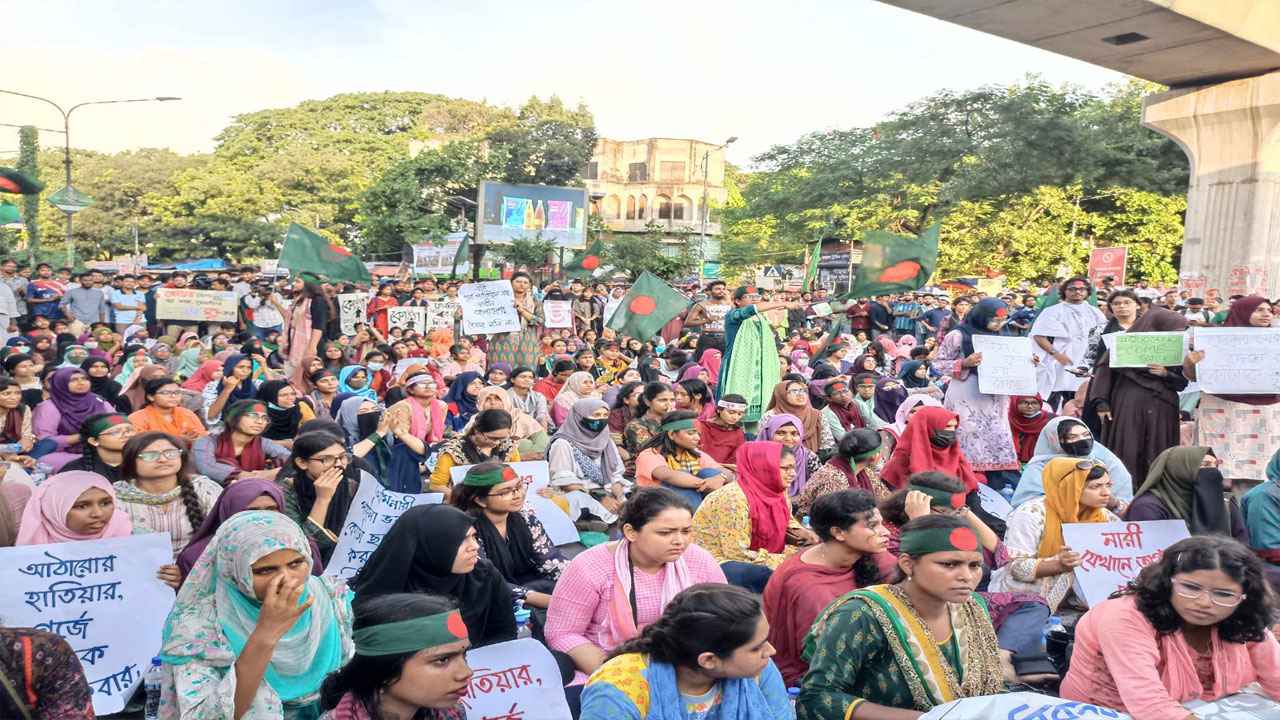 আপাতত সড়ক ছাড়ছে না শিক্ষার্থীরা, রাত ৮টায় নতুন কর্মসূচি