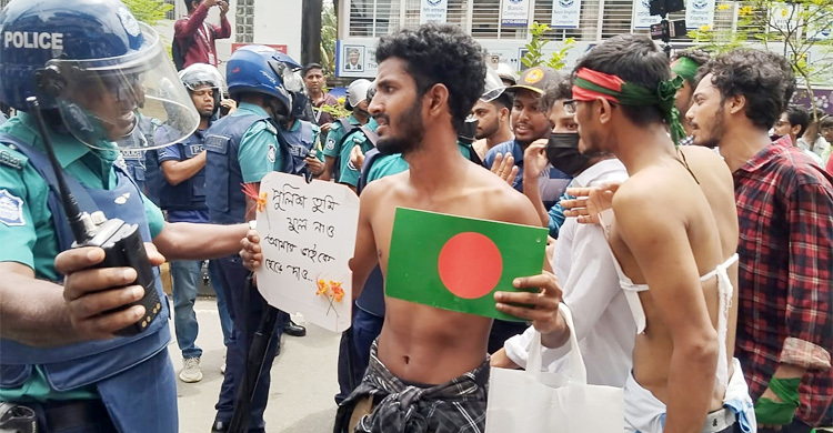 আন্দোলনকারীদের ওপর পুলিশের টিয়ারগ্যাস-সাউন্ড গ্রেনেড নিক্ষেপ