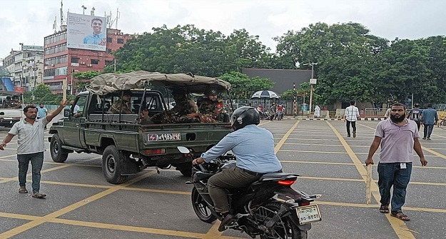 রাজধানীতে নেই ট্রাফিক পুলিশ, সিগন্যাল নিয়ন্ত্রণ করছে শিক্ষার্থীরা