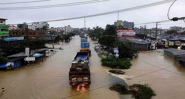 পানিতে তলিয়ে গেছে ঢাকা-চট্টগ্রাম মহাসড়ক, ভোগান্তিতে মানুষ