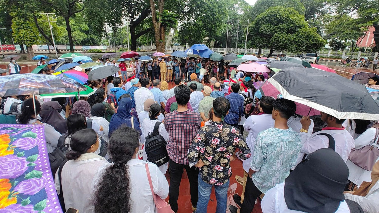 শিক্ষার্থীদের পক্ষে এবার মাঠে নামলেন চিকিৎসকরা