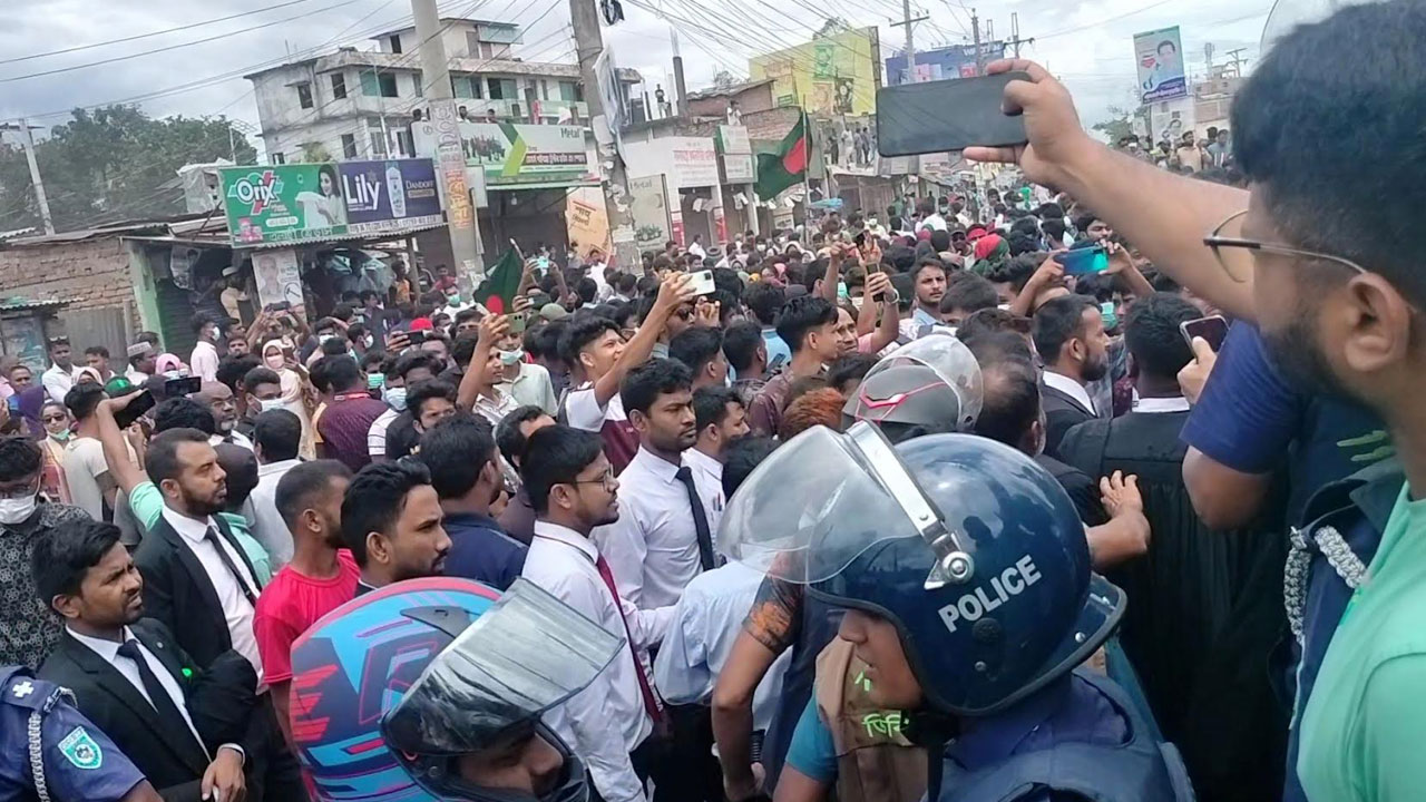 গাইবান্ধায় শিক্ষার্থীদের বিক্ষোভ ও সড়ক অবরোধ