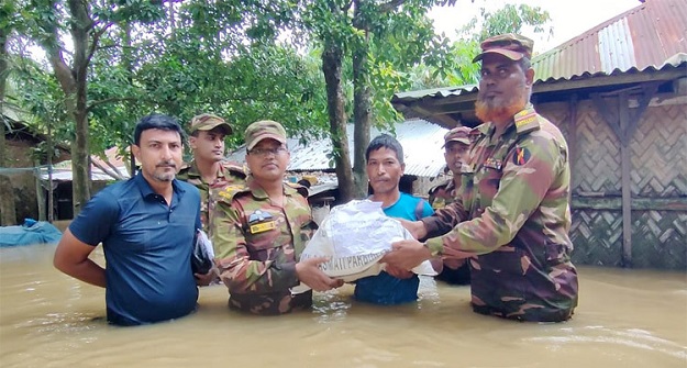 রামগড়ে বন্যা দুর্গতদের মাঝে ত্রাণ নিয়ে সেনাবাহিনী