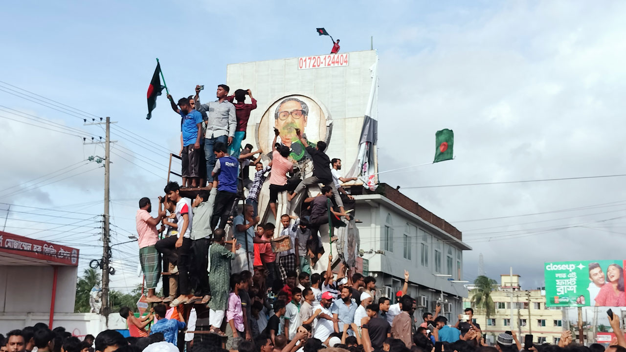 শেখ হাসিনার পদত্যাগে লক্ষ্মীপুরে বিজয় মিছিল, মিষ্টি বিতরণ