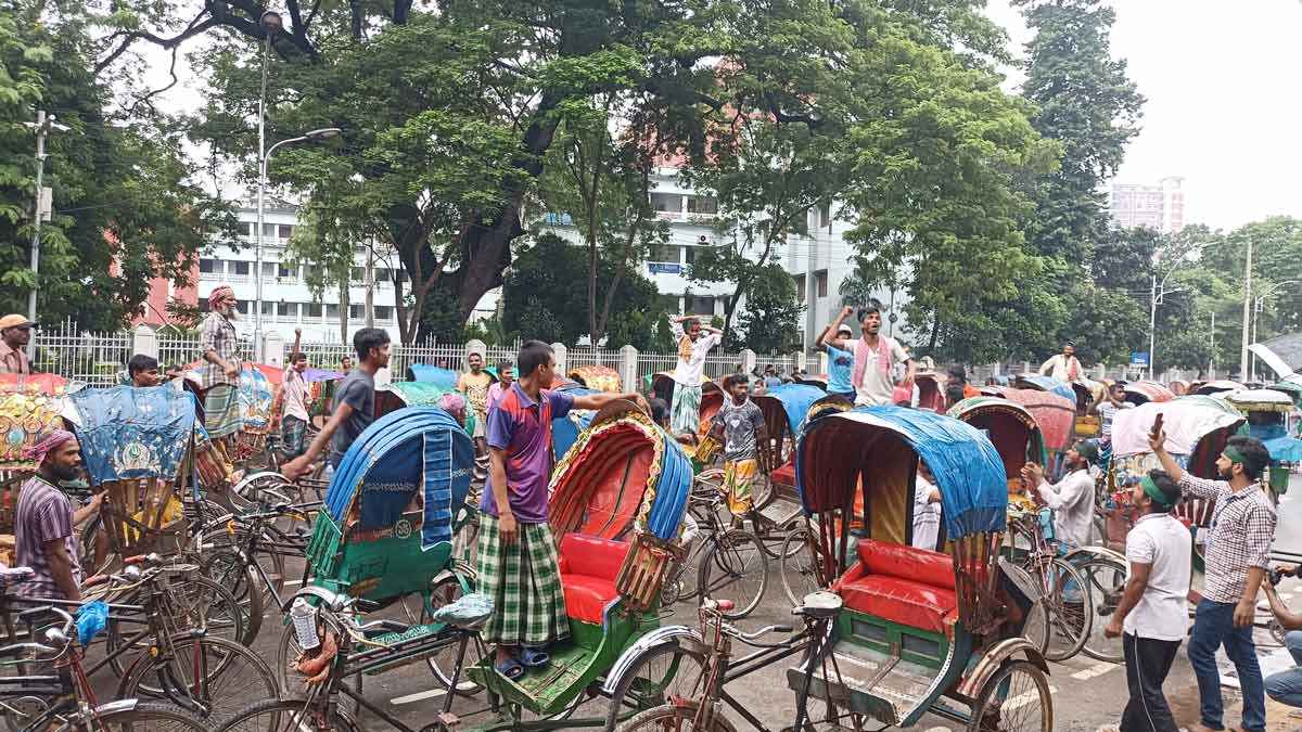 শহীদ মিনারে রিকশাচালকদের মিছিল