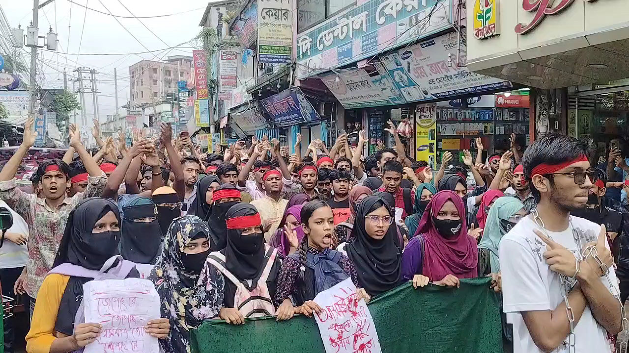 গলায়-হাতে শিকল বেঁধে শিক্ষার্থীদের বিক্ষোভ