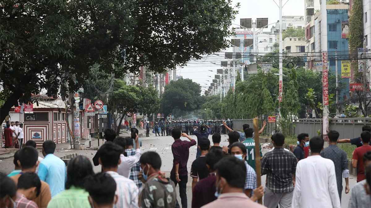 উত্তরায় পুলিশ-শিক্ষার্থী সংঘর্ষ