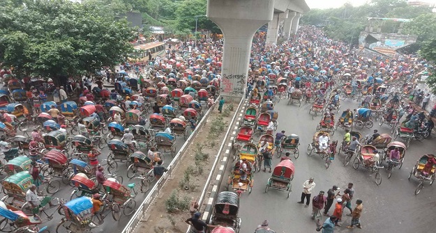 ব্যাটারিচালিত রিকশা নিষিদ্ধের দাবিতে রাস্তায় নেমেছেন প্যাডেল রিকশাচালকরা