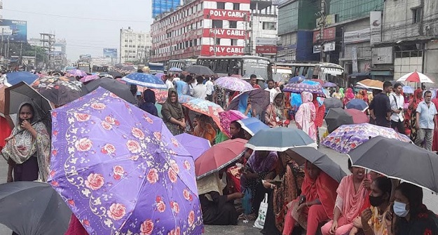 বকেয়া বেতনের দাবিতে ঢাকা-ময়মনসিংহ মহাসড়ক অবরোধ