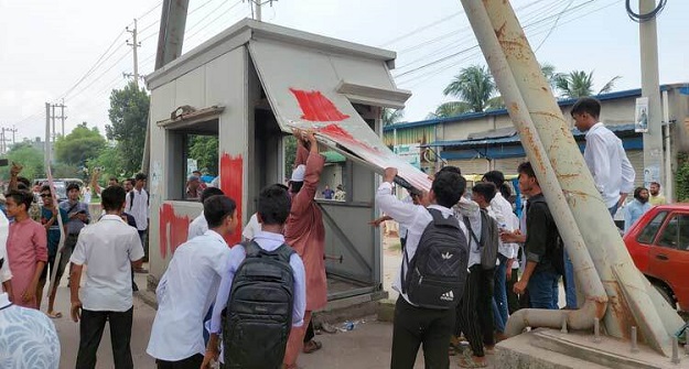 শহীদ রফিক সেতুর টোল প্লাজায় ভাঙচুর-অগ্নিসংযোগ