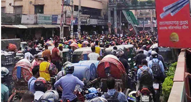 রাজধানীর মিরপুরে রাস্তা অবরোধ করে পোশাক শ্রমিকদের বিক্ষোভ