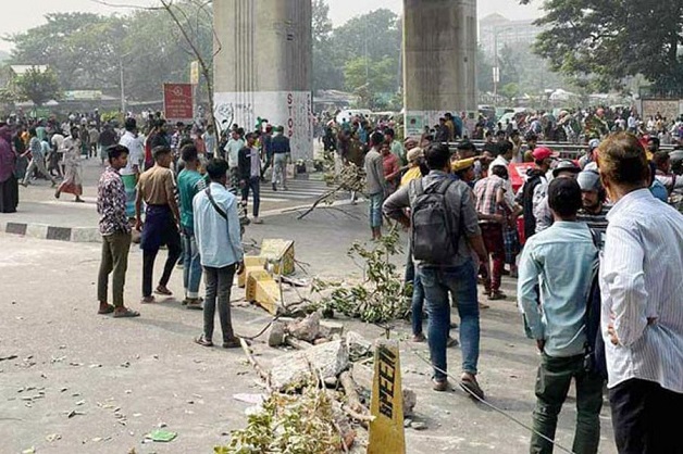 আগারগাঁওয়ে ব্যাটারি রিকশাচালকদের সড়ক অবরোধ, যান চলাচল বন্ধ