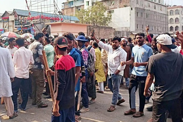 অটোরিকশা চালকদের জুরাইন রেলগেট অবরোধ, ঢাকা-পদ্মা সেতু ট্রেন চলাচল বন্ধ