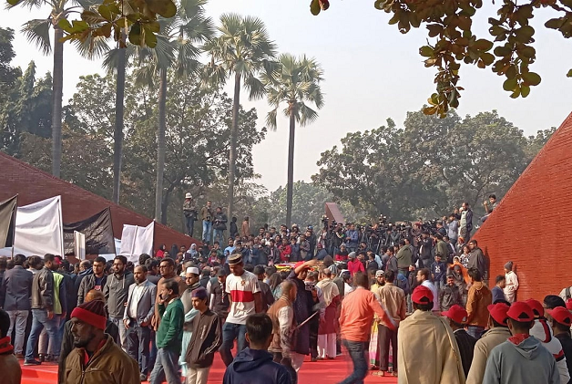 বুদ্ধিজীবীদের শ্রদ্ধা জানাতে স্মৃতিসৌধে জনতার ঢল