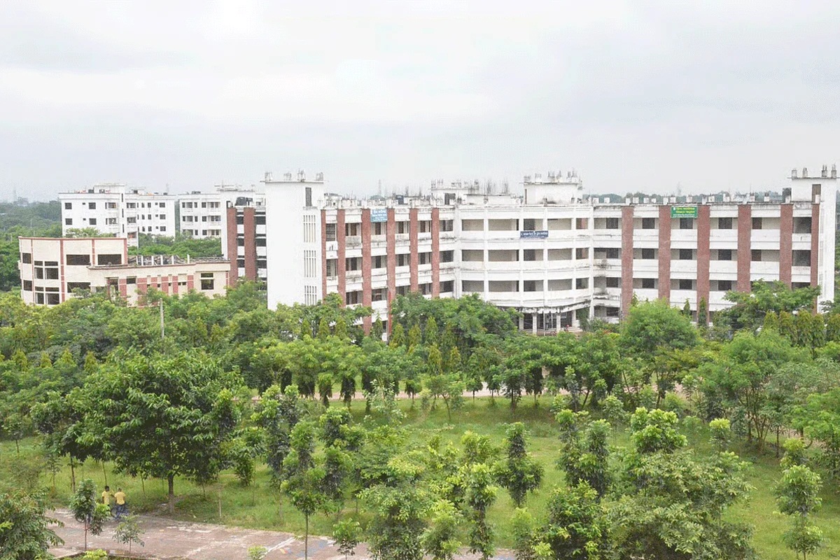 প্রাধ্যক্ষের পদত্যাগের দাবিতে বেরোবিতে শিক্ষার্থীদের বিক্ষোভ