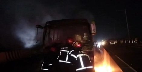 ঢাকা-মাওয়া এক্সপ্রেসওয়েতে মাঝরাতে চলন্ত বাসে আগুন
