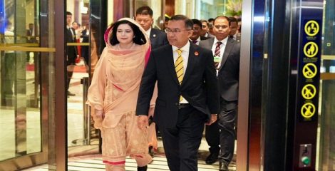চীনের দালিয়ান থেকে বেইজিংয়ের পথে প্রধানমন্ত্রী