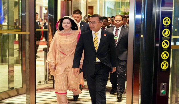 চীনের দালিয়ান থেকে বেইজিংয়ের পথে প্রধানমন্ত্রী