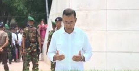 দেশে ফিরে বাবা-মায়ের কবর জিয়ারত করলেন প্রধানমন্ত্রী