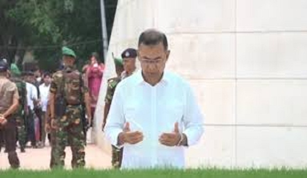 দেশে ফিরে বাবা-মায়ের কবর জিয়ারত করলেন প্রধানমন্ত্রী