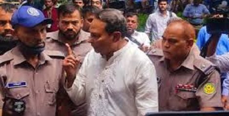 ‘হাত ধরবেন না’- এজলাসে তোলার সময় পুলিশকে ইনু