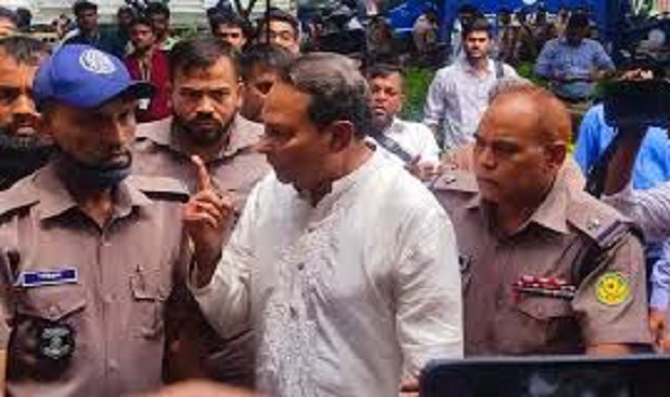 ‘হাত ধরবেন না’- এজলাসে তোলার সময় পুলিশকে ইনু