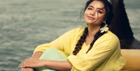বিবাহবার্ষিকীর দিনে দুই থেকে তিন হওয়ার বার্তা দিলেন সোহিনী