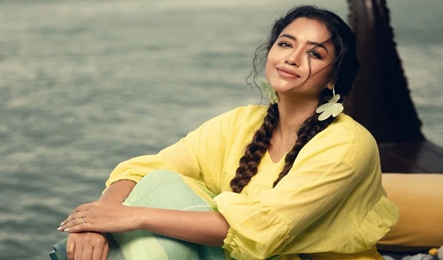 বিবাহবার্ষিকীর দিনে দুই থেকে তিন হওয়ার বার্তা দিলেন সোহিনী