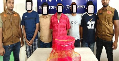 বিলুপ্তপ্রায় জীবিত তক্ষক উদ্ধার, গ্রেফতার ৫