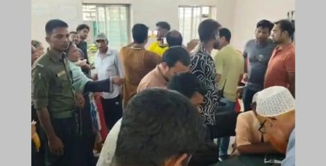 আসামি ধরতে গিয়ে ৩ পুলিশ সদস্যকে কুপিয়ে জখম