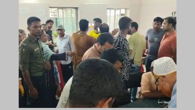 আসামি ধরতে গিয়ে ৩ পুলিশ সদস্যকে কুপিয়ে জখম