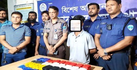 বাস থেকে ৯২ হাজার ইয়াবা উদ্ধার, হেলপার আটক