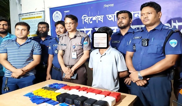 বাস থেকে ৯২ হাজার ইয়াবা উদ্ধার, হেলপার আটক