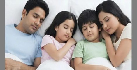 বাবা-মায়ের সঙ্গে সন্তানের একই বিছানায় ঘুমানো, উপকার বেশি নাকি ক্ষতি
