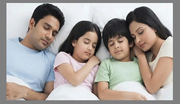 বাবা-মায়ের সঙ্গে সন্তানের একই বিছানায় ঘুমানো, উপকার বেশি নাকি ক্ষতি