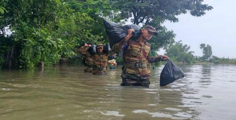 চট্টগ্রামে বন্যাদুর্গত মানুষের পাশে সেনাবাহিনী