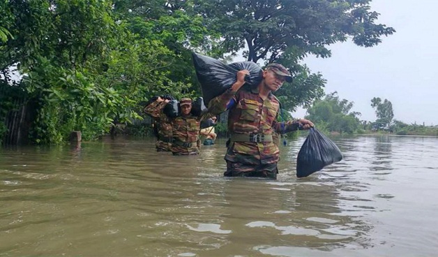চট্টগ্রামে বন্যাদুর্গত মানুষের পাশে সেনাবাহিনী