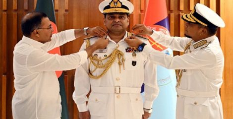 নতুন নৌপ্রধানকে ভাইস অ্যাডমিরাল র‍্যাংক ব্যাজ পরালেন প্রধানমন্ত্রী